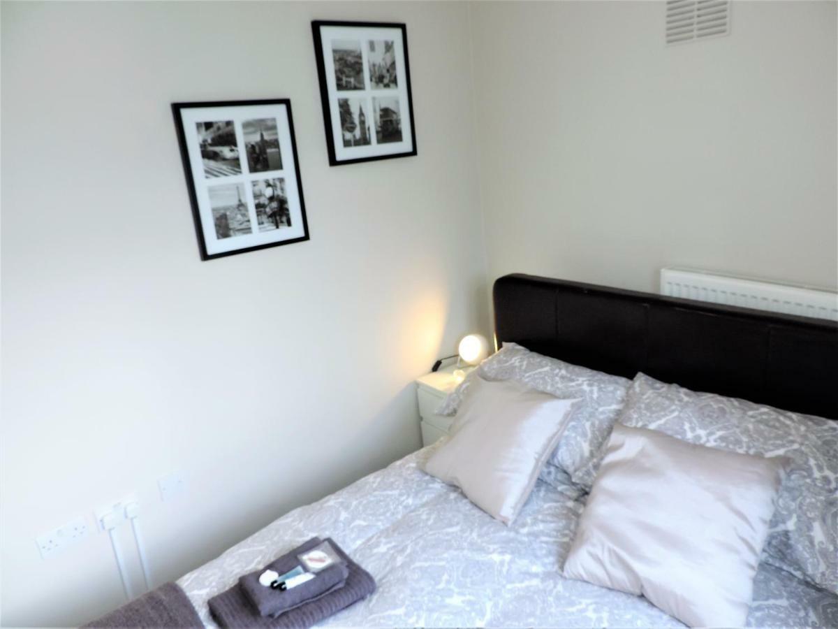 1 Bed Bagshot Pennyhill Accommodation المظهر الخارجي الصورة