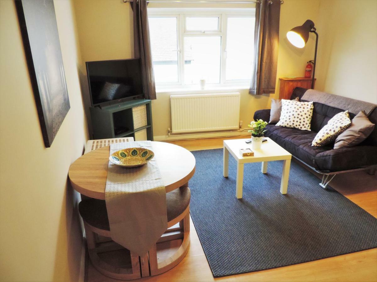1 Bed Bagshot Pennyhill Accommodation المظهر الخارجي الصورة