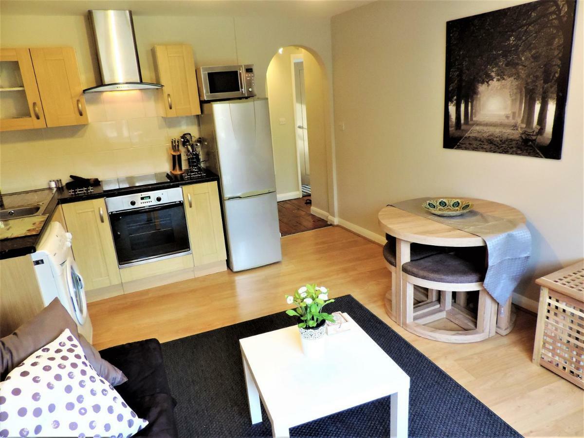 1 Bed Bagshot Pennyhill Accommodation المظهر الخارجي الصورة
